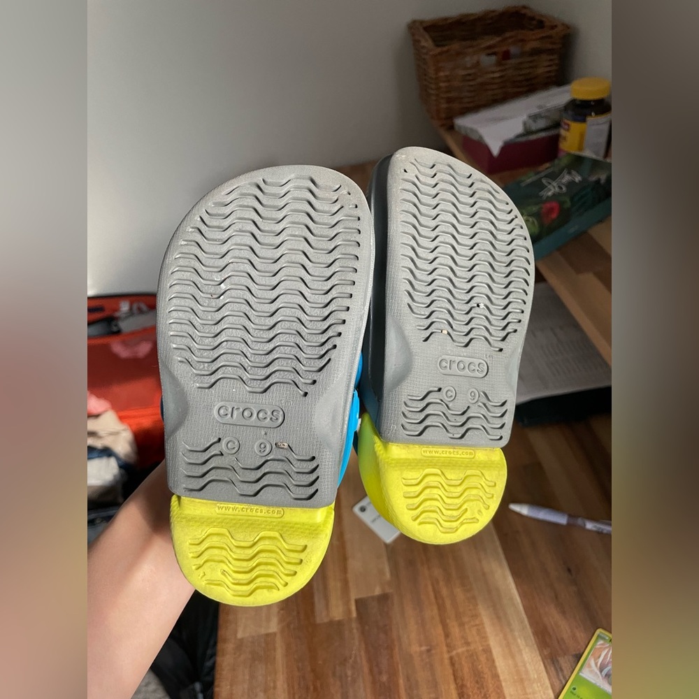 Crocs size 9 - Picture 2 of 2